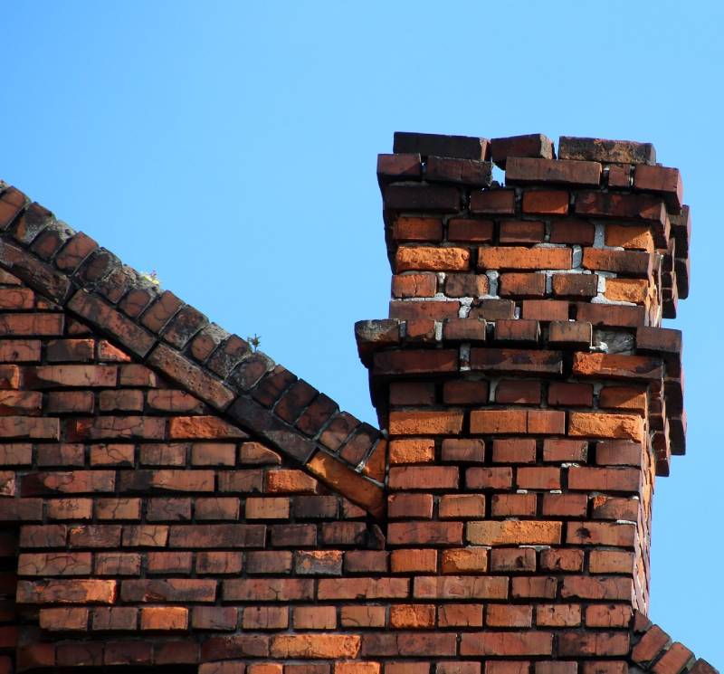Signs Your Artesia Home Needs a Chimney Inspection Damaged chimney on an Artesia home showing cracks and missing mortar